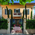 Photographie de la prestigieuse boutique Audemars Piguet située au 36 Boulevard Louis Blanc à Saint-Tropez. Cet écrin exclusif aux allures de bastide tropézienne haut de gamme est mis en valeur dans la section Joaillerie & Horlogerie de l'édition de Juin 2026 de THE Magazine.