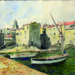 Photographie d'une œuvre d'art d'époque issue de la collection Mas Ermitage à Saint-Tropez. Ce tableau classique dépeint de vieilles barques provençales à quai dans le quartier historique de La Ponche, avec les façades traditionnelles aux teintes ocres et le célèbre clocher en arrière-plan. Cliché artistique réalisé pour l'édition de Juin 2026 de THE Magazine.