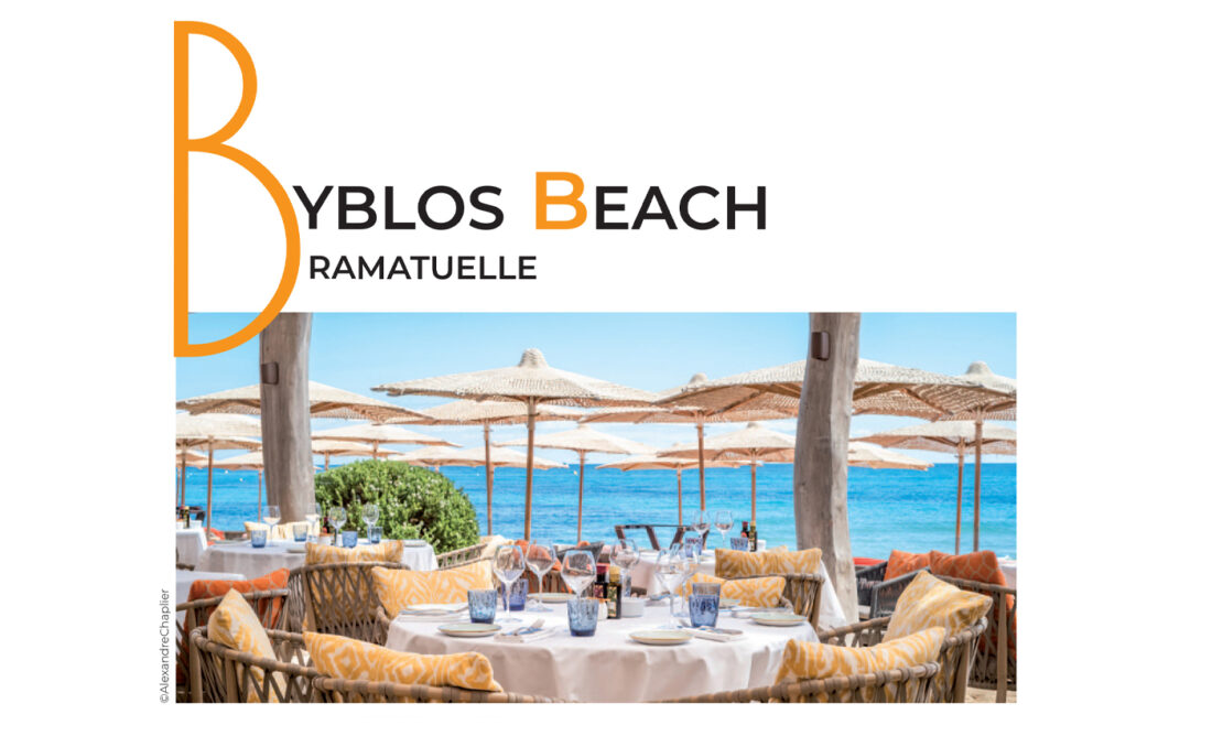 Reportage exclusif réalisé pour l'édition de Juin 2026 de THE Magazine au restaurant de plage Byblos Beach à Ramatuelle. Vue d'une élégante table ronde dressée face à la mer Méditerranée, sous les parasols emblématiques de l'établissement. Crédit photo d'origine : Alexandre Chaplier.