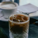 Cafe glace iced coffee verre cristal terrasse