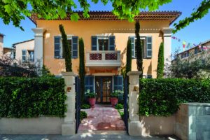 Photographie de la prestigieuse boutique Audemars Piguet située au 36 Boulevard Louis Blanc à Saint-Tropez. Cet écrin exclusif aux allures de bastide tropézienne haut de gamme est mis en valeur dans la section Joaillerie & Horlogerie de l'édition de Juin 2026 de THE Magazine.