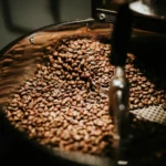 Torrefaction cafe artisanale ambiance chaleureuse