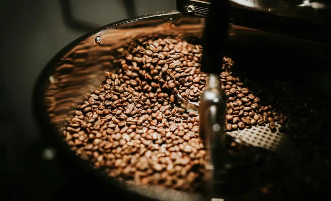 Torrefaction café gros plan grains chauds machine