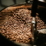 Torrefaction café gros plan grains chauds machine