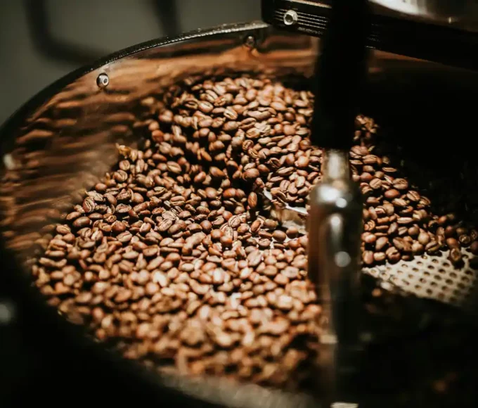 Torrefaction café gros plan grains chauds machine