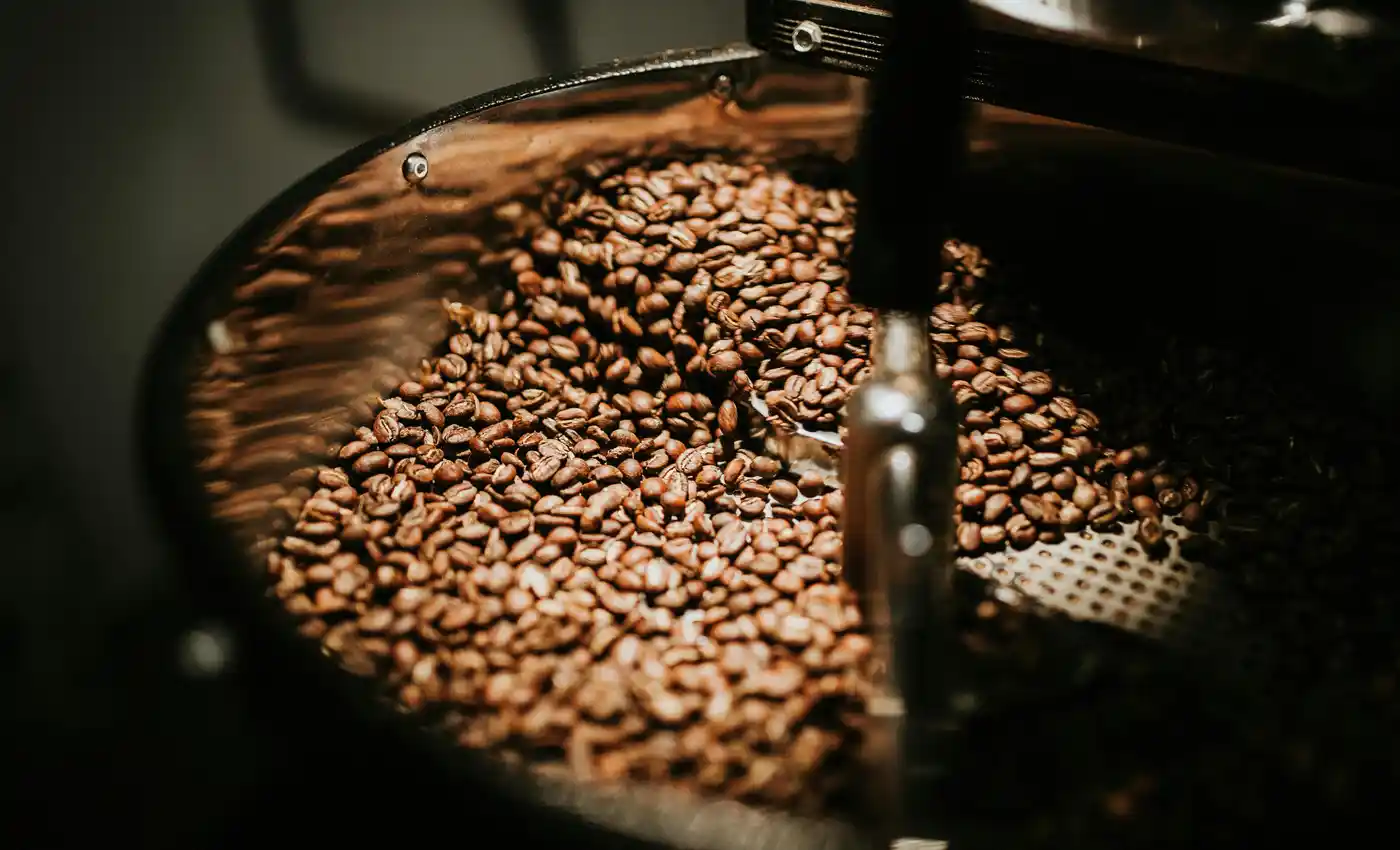 Torrefaction café gros plan grains chauds machine